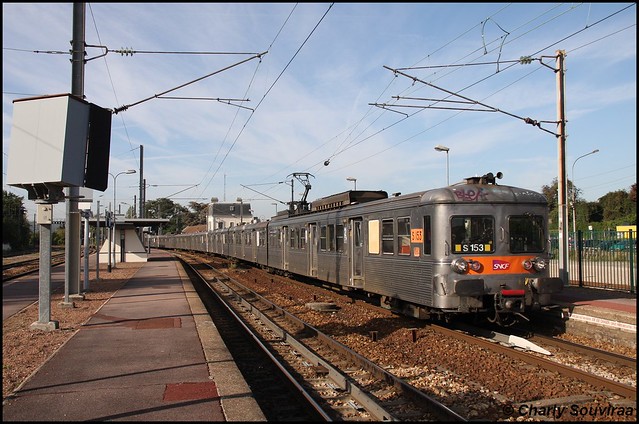 Cette UM3 avec en tete la Z 6153 arrive à son terminus Montsoult-Maffliers et s'apprete à partir en W pour Persan-Beaumont, 15 septembre 2011.