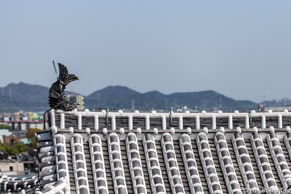 Shachihoko en un extremo de un techo enyesado, t&iacute;pico del castillo de Himeji