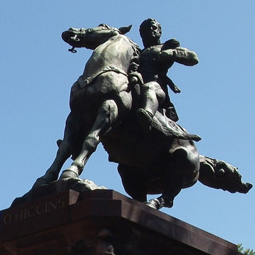 Estatua del general O'Higgins, en la plaza  República de Chile en Buenos Aires,  del escultor chileno Guillermo (Gino) Córdova. Originalmente se planeó erigirla en la Plaza San Martin.