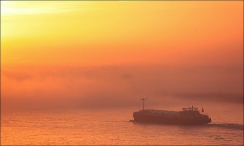 fog nebel dunst sonnenaufgang sunrise schiff binnenschiff rhein wasser sonne ufer ship water river niederrhein motorhand motorhand2 matthias
