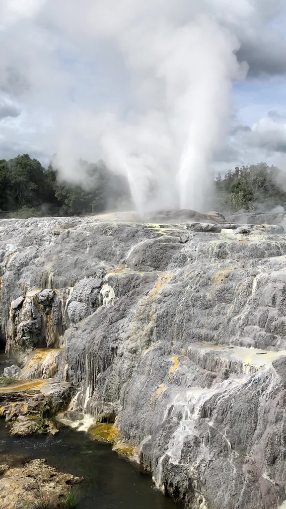 Pōhutu Geyser Exploding Video of Pōhutu and Te Tohu geysers erupting together at T… | Flickr