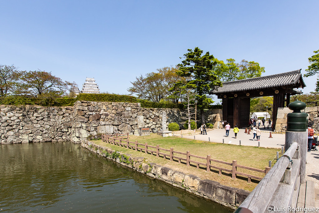 Acceso al castillo de Himeji desde el puente Sakuramon y la puerta Otemon