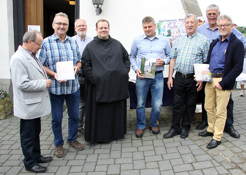 P. Timotheus, OSB, u.a. mit den Ortsbürgermeistern von Dedenbach, Königsfeld und Schalkenbach