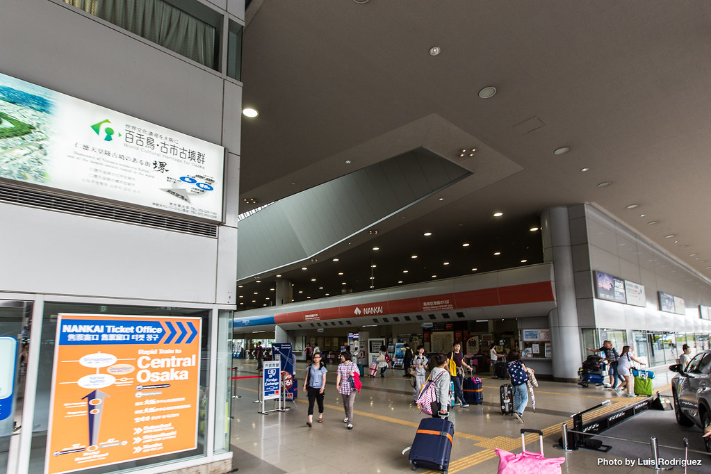 Acceso a la estación del aeropuerto de Kansai, donde hay andenes de JR y Nankai