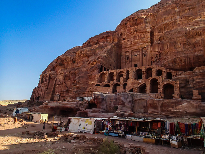 Sun, 2017-11-19 09:01 - Old structure and modern stalls in Petra