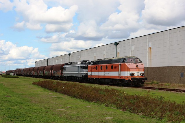 Rail Force One 9802 (ex NMBS 6325) en Rail Force One 1829 (ex NS 1629/1829) met staaltrein
