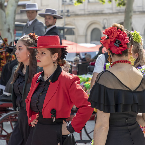 xtiandugard elrocio nîmes gard france rouge red andalouses femmes costumes streetview scènederue
