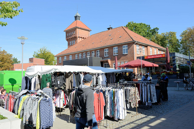 5388  Marktstand mit Kleidung auf dem Wochenmarkt in Hamburg Alsterdorf - im Hintergrund das historische Küchengebäude der Alsterdorfer Anstalten, das unter Denkmalschutz steht.