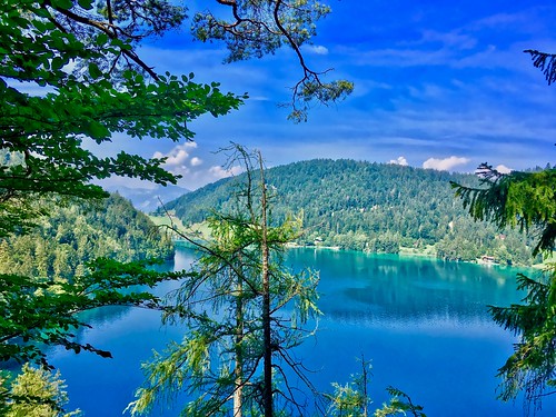 lake hintersteiner see water mountains trees forest blue green sky clouds alps tyrol tirol austria europe europa iphone österreich kufstein view viewpoint elevated