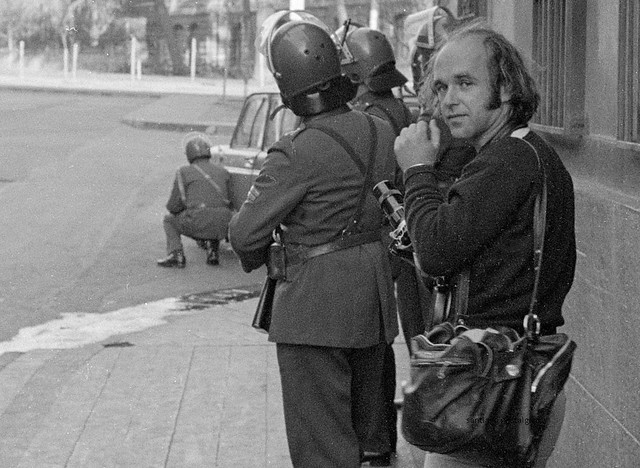 Sylvain_Julienne_durant_le_coup_d’état_au_Chili_en_septembre_1973  en una  fotografia de    Chas Gerretsen