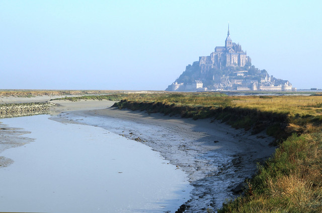 Le Mont Saint-Michel embrumé vu depuis les rives du Couesnon.