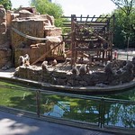 Blick auf den Pavianfelsen und das Klettergerüst der Tiere im Kölner Zoo