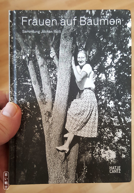 Frauen auf Bäumen / Women on Trees