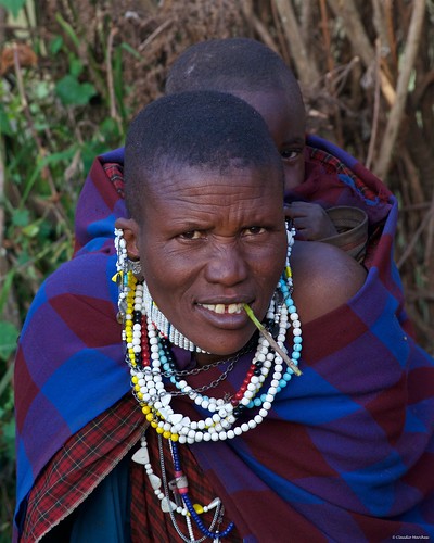 ngorongoro tanzania africa masai maasai woman portrait village asilia higlands crater safari pentax pentaxk3ii pentax60250 ritratto young mother child children kid