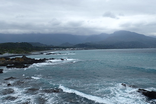 vagues eau mer océan montagnes brume nuages paysage nature taïwan sanxiantai rocher roche écume