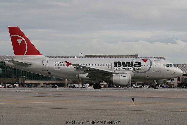 NORTHWEST AIRLINES A319-114