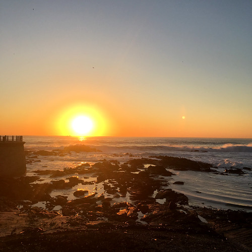 sunset dusk iphone seapoint capetown westerncape southafrica sun sea ocean water rocks orange blue sky 2018 walk