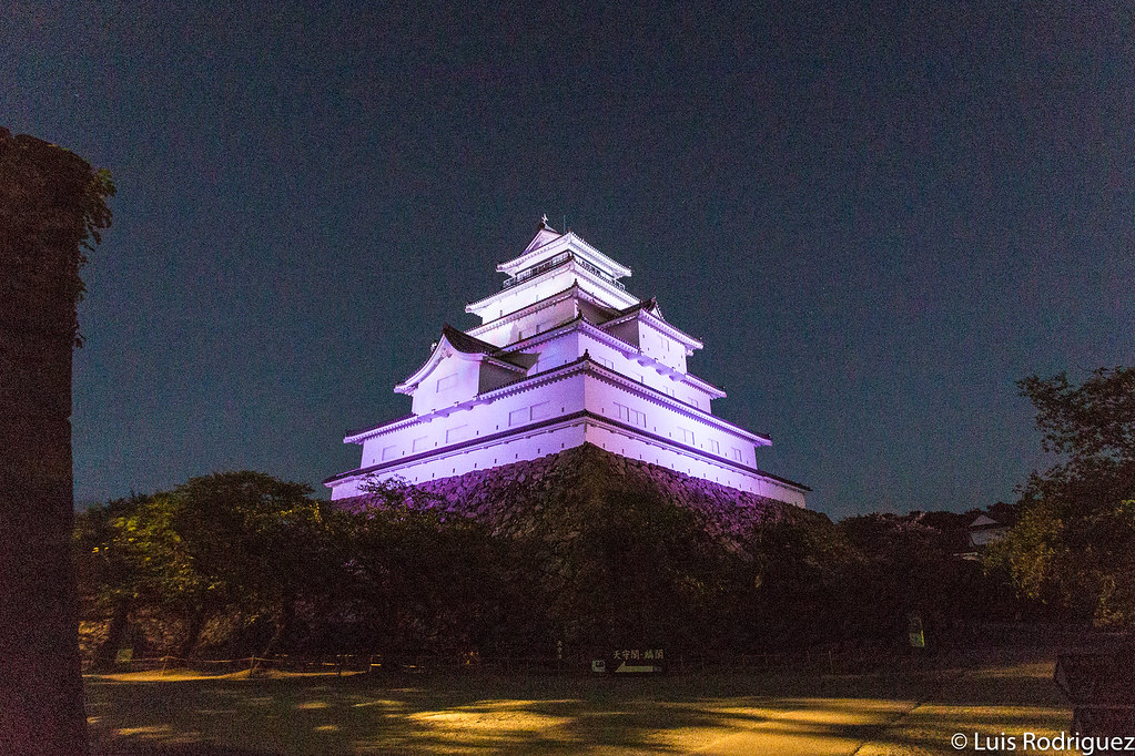 Iluminación nocturna en el castillo de Aizu-Wakamatsu