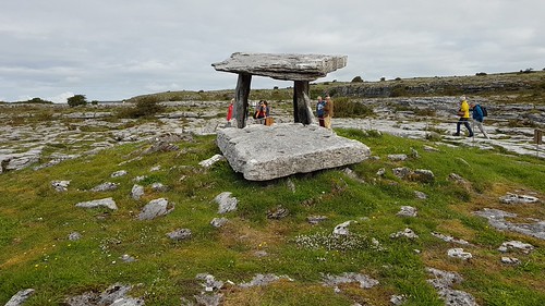 Dolmen di Poulnabrone.Il dolmen di Poulnabrone (Poll na mBrón in irlandese, traducibile come Buco dei Dolori) è un antico dolmen sito nel Burren, in Irlanda. Risale pressappoco al neolitico, tra il 4. by SergioBarbieri, lithospietra burren dolmen boireann