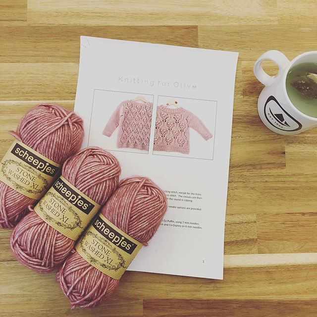 Winter is coming and I need to prepare my babies for the cold. How do you like this combination? Who said #stondewashedxl didn’t make for awesome wintertime sweaters? . Pros: 6mm needles, washer friendly and suuuuper cozy and warm! . Cons: super quick kni