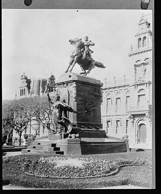 Estatua del general O'Higgins, en la plaza Rodríguez Peña (más tarde trasladada a la plaza República de Chile), del escultor chileno Guillermo (Gino) Córdova. Originalmente se planeó erigirla en la Plaza San Martin. Inaugurada el 18 de Septiembre de 1918.