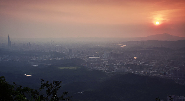 Sunset over Taipei City / 日落大尖山