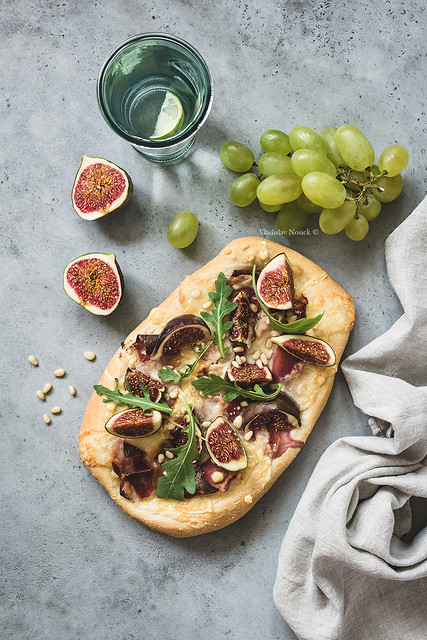 Flatbread pizza with prosciutto, figs, arugula