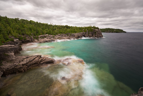 indianheadcove brucepeninsulanationalpark bricepeninsula georgianbay ontario canada tobermory summer long exposure shore waves trees rocks forest clouds clear warer cold deeo flat