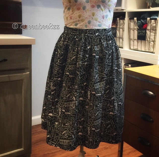 Because when your sister is a science teacher, you make her a skirt with pockets as cool as she is. #sisterlove #sciencerocks #sewist #simplicity8176.