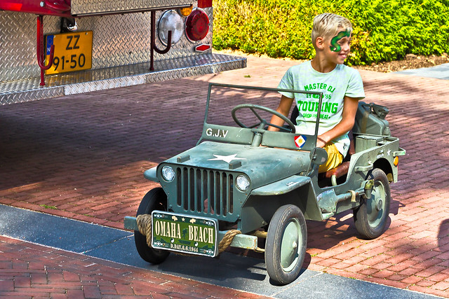Happy boy with JEEP pedal car (8628)