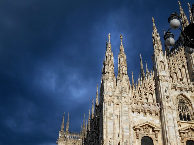 Marmo luminoso e cielo in tempesta (il Duomo di Milano) - Bright marble and stormy sky