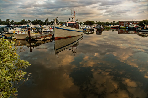 goole southyorkshire marina sky clouds boats moored water early morning september 2018 uk calm reflections