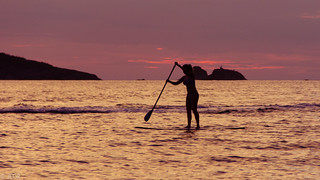 Chica remando en mar bermejo | Girl rowing in a red sea
