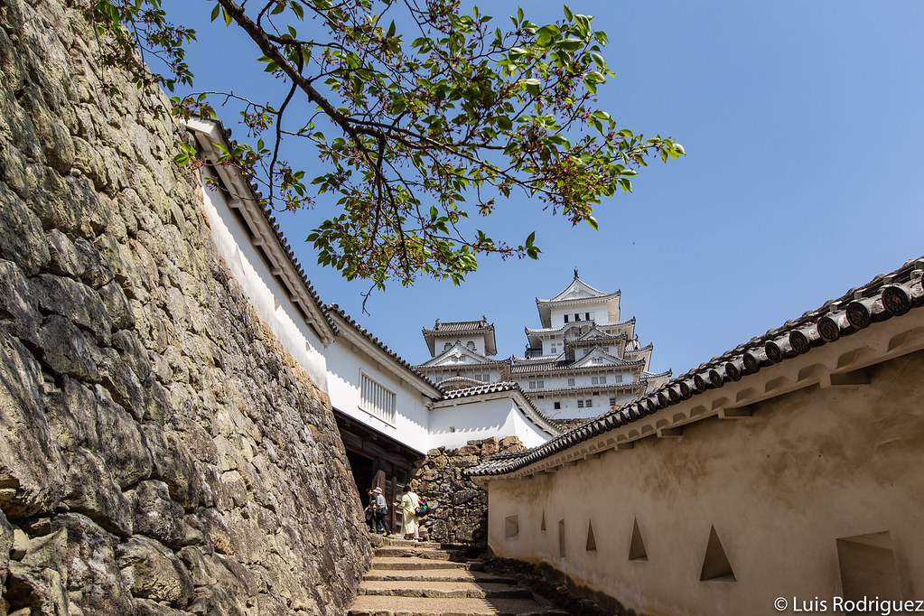 Caminos de acceso al castillo entre muros, con los agujeros sama