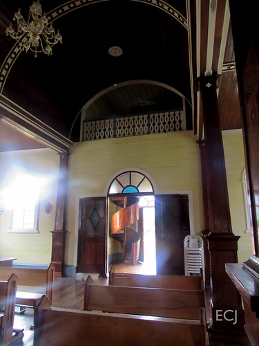 interior puerta iglesia templo escalera arquitectura ático patrimonio campo rural bancas mobiliario candelabro madera columna vitral decoración caminata