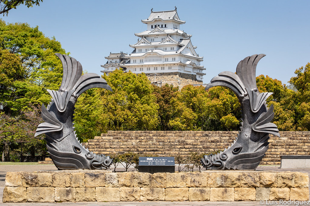 El castillo de Himeji enmarcado por unos sachihoko