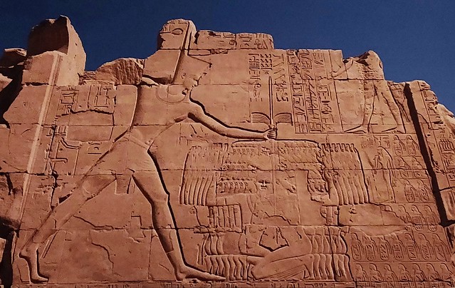 Relieve monumental con el faraón Tutmosis III, abatiendo a sus enemigos en el templo de Karnak. (Egipto)