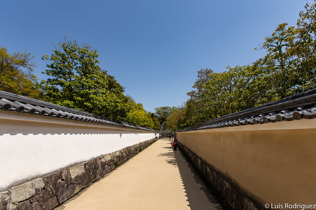 Muros de lodo tradicionales separando los distintos jardines de Koko-en