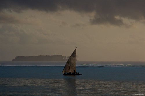 matemwe zanzibar tanzania asilia asiliaafrica sails vele boat fisherman fishermen sailboat earlymorning sea sunrise lodge pentax pentaxk5 pentax18135 pentaxart