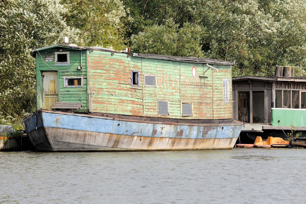 118-5810 Altes Hausboot am Spandauer Ufer im Hamburger Spreehafen; die Farbe blättert am Holzaufbau des Arbeitsbootes ab.