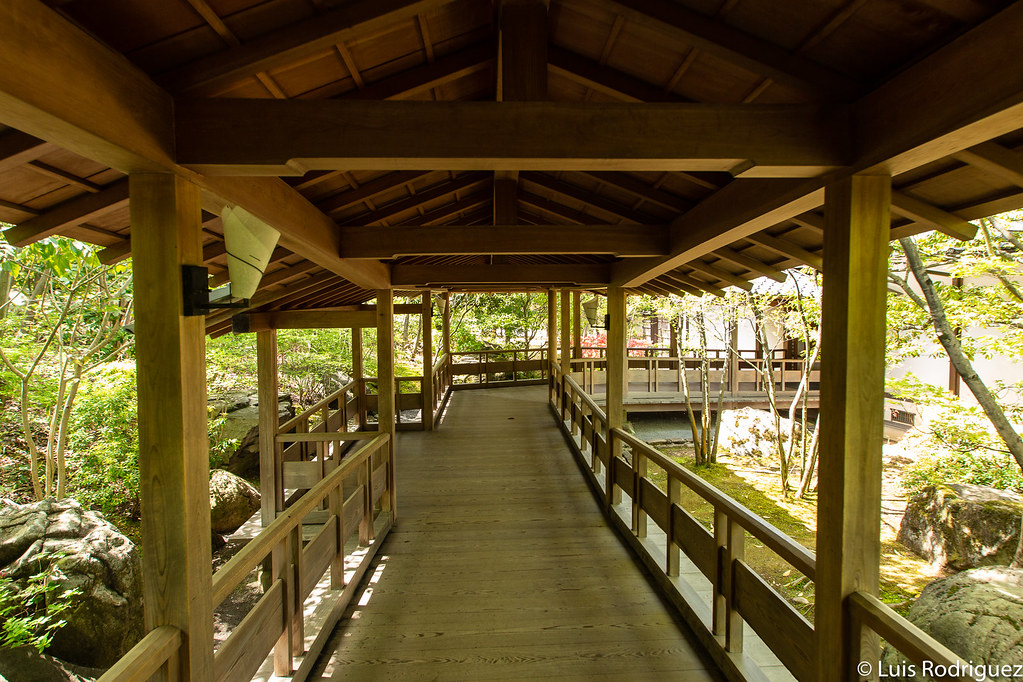 Pasadizo tradicional techado con suelo de ciprés japonés