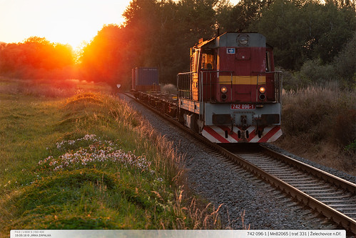 742.096-1 | Mn82065 | trať 331 | Želechovice n.Dř. by jirka.zapalka, Lokomotiva 742.096-1 zachycena v čele manipulačního vlaku Mn82065, se kterým právě (18.37) zdolala s