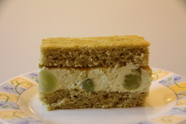 Zöld teás piskóta, zöld teás szőlős mascarpone krémmel / Sponge cake with green tea and grapes