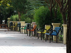 Скамейки в городском парке