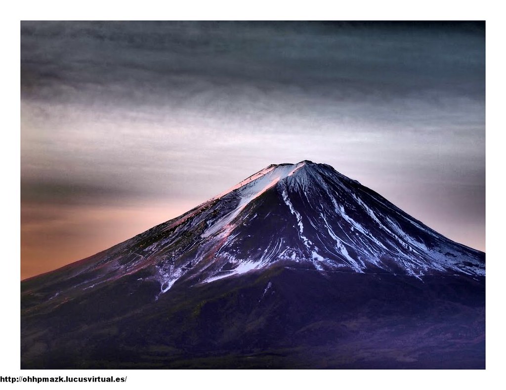 Фудзи это. Гора-вулкан Фудзияма. Вулкан Фудзияма в Японии. Гора Фудзи это вулкан. Священная гора Фудзияма.