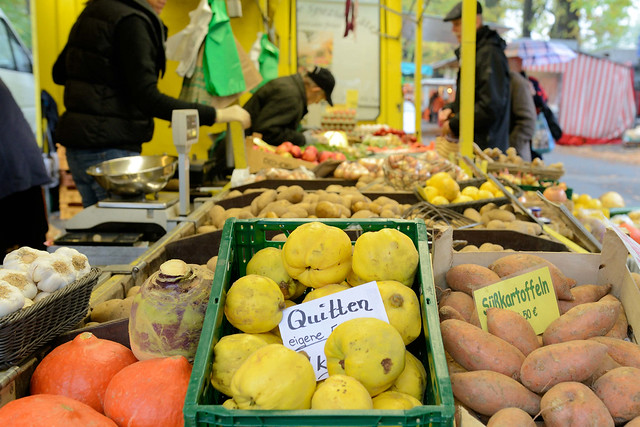 0596 Marktstand mit Obst und Gemüse, Quitten / Süsskartoffeln auf dem Wochenmarkt im Hamburger Stadtteil Hamm.