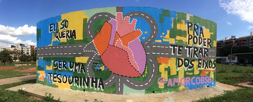 streetart eusóqueriaserumatesourinhaprapodertetirardoseixos graffiti asanorte brasília distritofederal substation utilities tesourinha eixos heart coração 108norte amorcobsb planopiloto cloverleaf