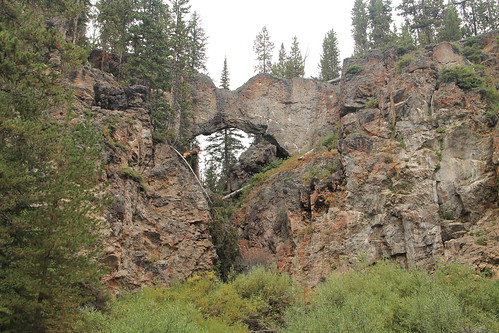 naturalbridge yellowstonenationalpark nationalpark wyoming rockformation hike trail yellowstone