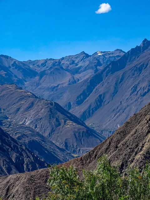 Cañón de Rapay, al oeste de Cajatambo. En lo alto las primeras estribaciones nevadas de Huayhuash (C° Milo 4942 m).
