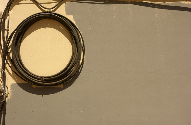 Composizione con cavo arrotolato e muro parzialmente dipinto. Composition with rolled up cable and partially painted wall.